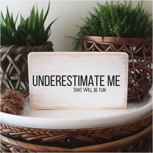 underestimate me that will be fun / quote block / funny desk sign