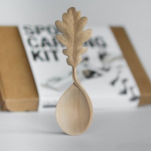 Kit para tallar cucharas con forma de hoja de roble de Giles Newman