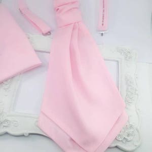 Cravate Ascot Lavallière / pochette costume / boutons manchette unie rose Homme image 3