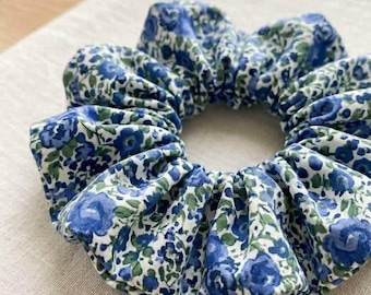 Coletero elástico de tela Liberty de Emma y Georgina - Rana azul y verde