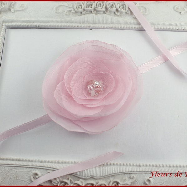 Bracelet fleur rose poudre et blanc pour demoiselle d'honneur