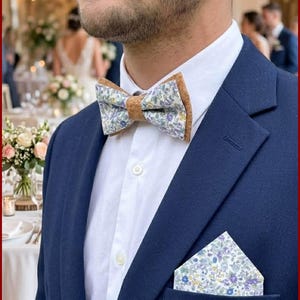 Dubbele vlinderdas / pochet / manchetknopen van ecru Liberty-stof met kleine paarse rozen en kurk - Heren / kinderen / baby