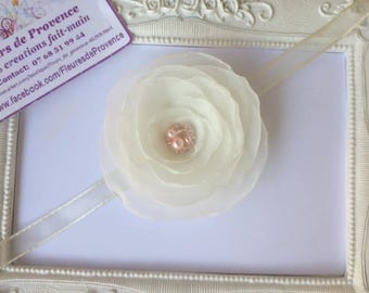 Bracelet avec fleur blanc et perles rose pour demoiselle d'honneur