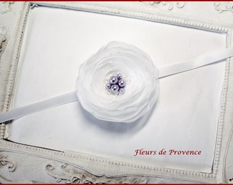 Bracelet avec fleur blanc et perles de couleur Parme pour demoiselle d'honneur