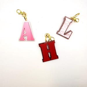 Initial sparkle keychain - valentine&#39;s edition