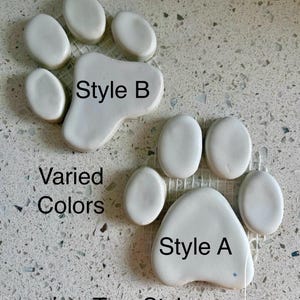 Azulejos de 4 pulgadas con forma de pata de perro sobre malla