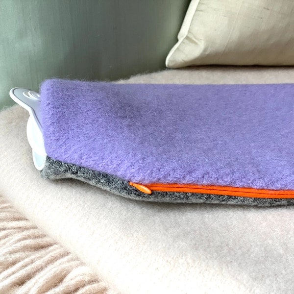 Preciosa funda suave para bolsa de agua caliente hecha de 100% lana, con o sin bolsa de agua caliente, en color morado y gris con cremallera naranja neón