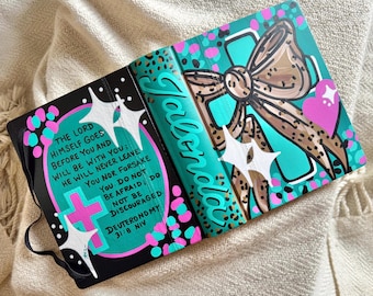 Biblia Coquette Bow: NVI, versículo personalizado, estampado de leopardo rosa y turquesa, regalo cristiano personalizado.