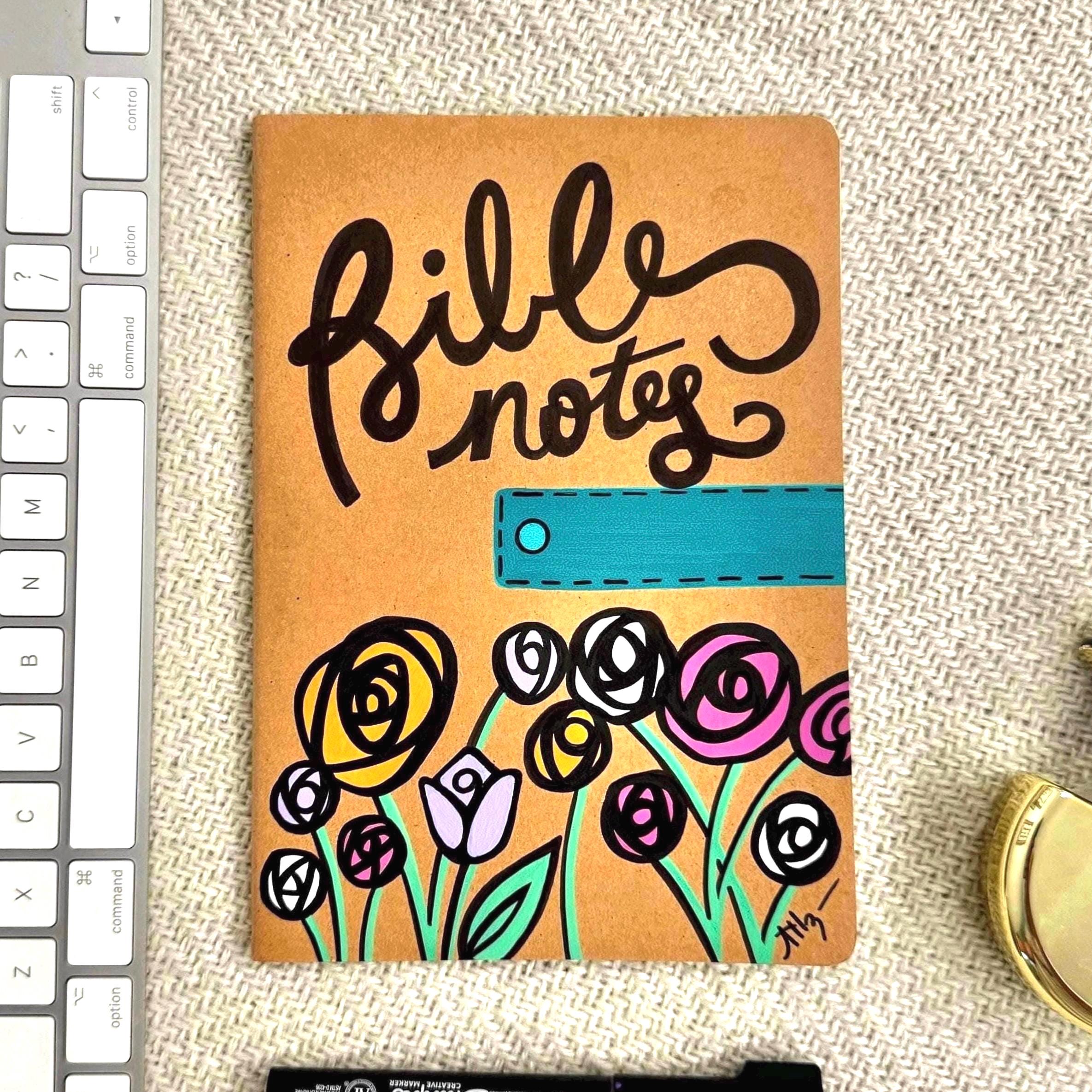 Cuadernos cristianos para mujeres: detalles florales pintados a mano, páginas rayadas y notas bíblicas.