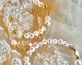 Pulseras de novia: perlas con detalles dorados, nuevo apellido