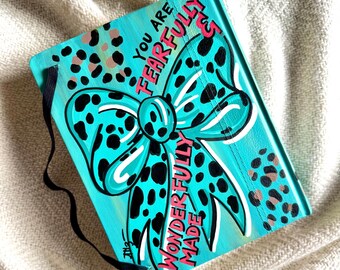 Biblia pintada occidental: NVI (Versión para diario), estampado de vaca, “Hecha de manera admirable y maravillosa”