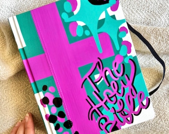Biblia personalizada NIV: Biblia personalizada con estampado de leopardo rosa y verde azulado pintada a mano