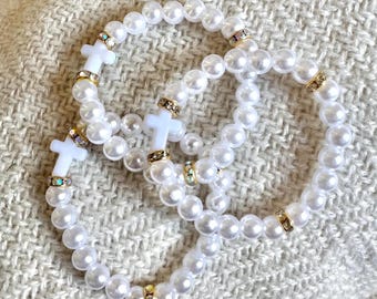 Pulsera de cruz blanca: espaciadores brillantes, perlas, pulsera elástica de cuentas cristianas