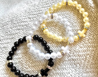 Pulsera Cruz de Perlas: Pulsera Elástica Minimalista con Cuentas en Tono Neutro