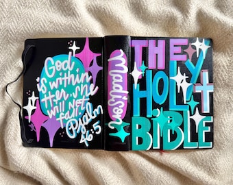 Biblia con tipografía grande: NVI, Santa Biblia personalizada, “Dios dentro de ella”