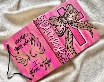 Biblia Glitter Coquette Bow: NVI pintada, Bajo sus alas, estampado de leopardo rosa