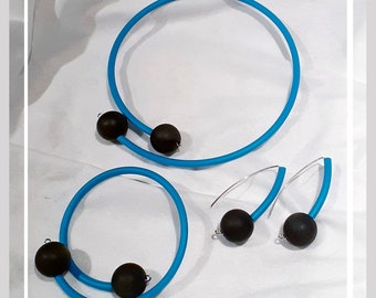 Polarisperlen Schmuckset, türkis / rot /schwarz: Halskette+Ohrringe+Armband auf Memory Wire und Gummi. Limitierte Serie, Hypoallergen frei