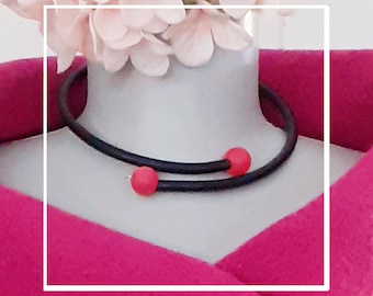 Halskette mit Polarisperlen in himber / rosa / orange / blau / schwarz, Memory Wire und Gummi. Avantgarde, einzigartig, Hypoallergen frei