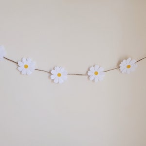 Felt Daisy Garland, Floral Nursery Decor, Baby Shower Garland, Daisy Party Decorations, Spring Garland, Flower Garland, Gifts For Her