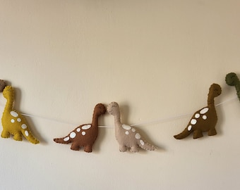 Guirlanda de dinossauros, guirlanda de feltro, decoração de dinossauros, dinossauro, enfeite de parede, quarto de bebê, quarto de menino, tema terra, presente para recém-nascido, chá de bebê, tons terrosos