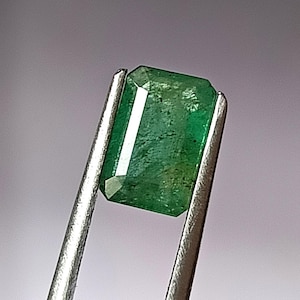 Esmeralda natural extraída de la tierra, talla facetada, 1,35 quilates, 5,5 x 8,5 mm, forma esmeralda, esmeralda de Zambia, piedra preciosa suelta sin tratar.