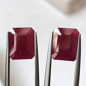 Par de rubíes naturales sin tratamiento térmico, talla esmeralda, 13,15 quilates (9,7 x 12 x 4,5 mm). Perfectas para combinar como pendientes.