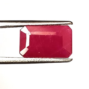 3,95 karaat natuurlijke, onbehandelde robijn: gefacetteerde rechthoek, gewonnen in Afrika, 6,8 x 11 mm, onverhitte steen.