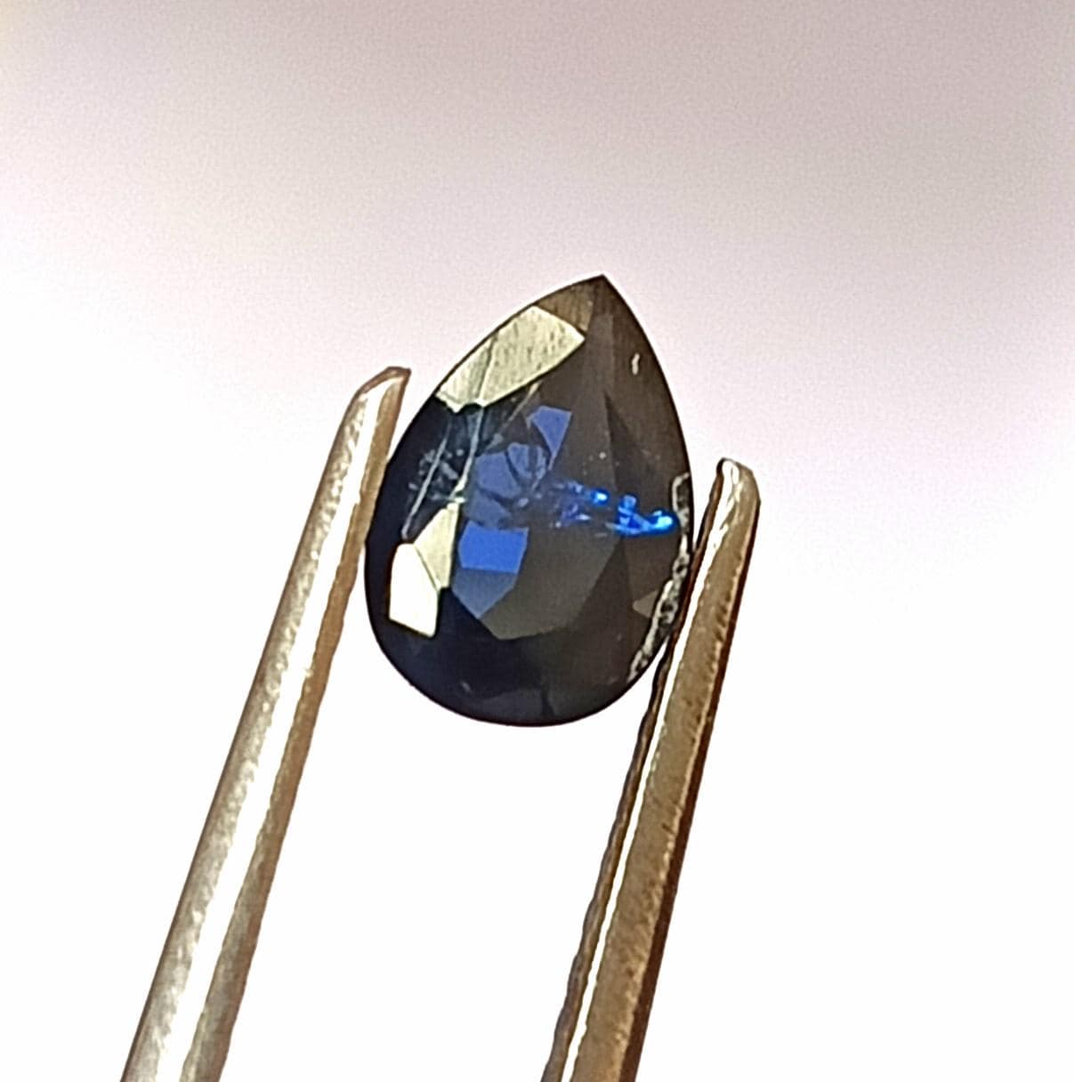 Saphir Bleu Naturel D'Australie - 5.7 Mm X 5.0 Mm - 0.77 Carats - Traité Diffusion Béryllium