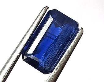 Kamień szlachetny Kyanite o szlifie szmaragdowym: Naturalny fasetowany ciemnoniebieski cyjanit o masie 2,25 karata, 6 x 10 mm
