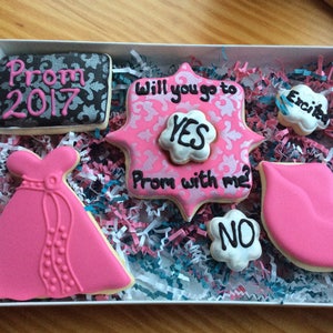 Prom Proposal Cookies // Ask your date to the prom // promposal // High School Prom // Sadies Dance // Will you be my bridesmaid?