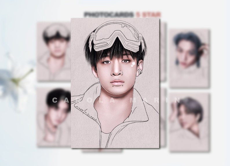 Op de afbeelding: Een fotokaart met een tekening van een persoon met zwart haar die een skibril draagt. De tekening is in zwart-wit op een lichtroze achtergrond. De fotokaart heeft de tekst "PHOTOCARDS 5 STAR" bovenaan.
