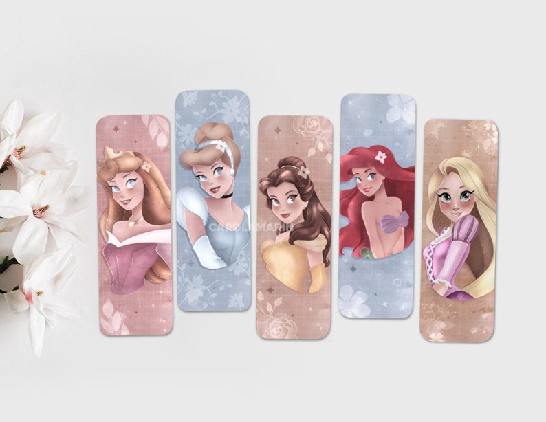 Op de afbeelding: Set van vijf ge&iuml;llustreerde bladwijzers met Disney-prinsessen. Elke bladwijzer toont een andere prinses op een roze, blauwe of bruine achtergrond.