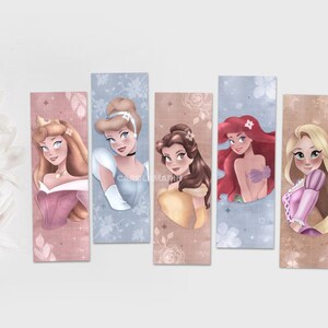 Op de afbeelding: Vijf verschillende Disney-prinsessen-bladwijzers met Assepoester, Belle, Ariel, Aurora en Rapunzel. Elke bladwijzer is ge&iuml;llustreerd met een andere prinses in een zacht, pastelkleurig kleurenschema.