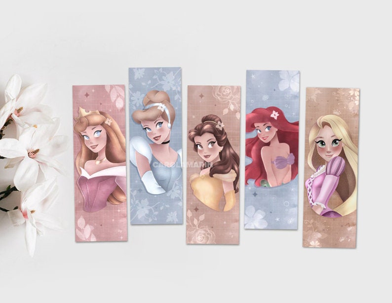 Op de afbeelding: Vijf verschillende Disney-prinsessen-bladwijzers met Assepoester, Belle, Ariel, Aurora en Rapunzel. Elke bladwijzer is ge&iuml;llustreerd met een andere prinses in een zacht, pastelkleurig kleurenschema.