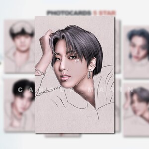 Op de afbeelding: Een set fotocards met een jonge man met donker haar, die een wit shirt en een zilveren oorring draagt. De fotocards maken deel uit van een grotere set, met andere fotocards zichtbaar op de achtergrond.