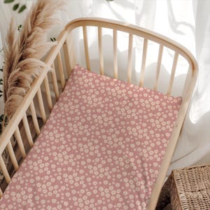 Sábana bajera de margaritas rosa pálido / Ropa de cama floral para bebé