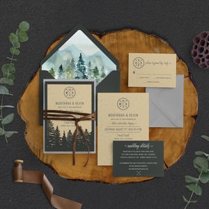 Puede incluir: Un conjunto de invitaciones de boda r&uacute;stico con una escena de monta&ntilde;a de acuarela y una silueta de bosque. La invitaci&oacute;n presenta un fondo de papel marr&oacute;n con un borde verde oscuro y una cinta marr&oacute;n. La tarjeta RSVP es de papel marr&oacute;n con un borde verde oscuro. La tarjeta de detalles es una tarjeta verde oscuro con texto blanco. El texto de la invitaci&oacute;n dice "Montana & Kevin" y "S&aacute;bado, 17 de agosto de 2024 a las 4 PM". El texto de la tarjeta RSVP dice "RSVP antes del 15 de julio". El texto de la tarjeta de detalles dice "detalles de la boda".