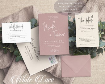 Könnte beinhalten: Ein Satz Hochzeitseinladungen mit einem rosafarbenen Hintergrund und weißem Text. Die Einladung enthält die Namen "Novafle + Tanner" und das Datum "05.23.2020". Die Detailkarte enthält den Text "The details" und den Ort "Gramercy Park Hotel". Die RSVP-Karte enthält den Text "Kindly Respond" und einen Platz für die Gäste, um ihre Informationen auszufüllen.