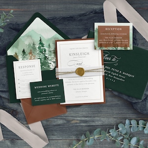 K&ouml;nnte beinhalten: Eine gr&uuml;ne und braune Hochzeitseinladungssuite mit einem Aquarell-Waldszenario. Die Einladung enth&auml;lt die Namen des Paares, "Kinsleigh und Jamie Doseren", und das Hochzeitsdatum. Die Empfangs-Karte enth&auml;lt den Ort, "The Ellis Mansion", und die Adresse. Die Antwortkarte enth&auml;lt einen Platz f&uuml;r die G&auml;ste, um ihre Teilnahme zu best&auml;tigen.