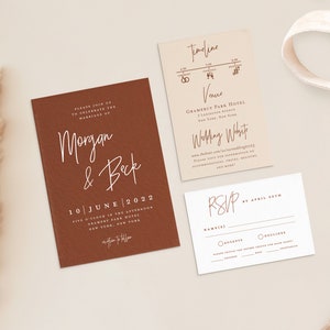 Puede incluir: Un conjunto de tres tarjetas de invitaci&oacute;n de boda con un esquema de color marr&oacute;n y beige. La tarjeta principal presenta los nombres "Morgan & Bek" en letra cursiva blanca y la fecha "10 DE JUNIO DE 2022" en letra sans-serif marr&oacute;n. La segunda tarjeta incluye el cronograma de la boda, el lugar y la informaci&oacute;n del sitio web. La tercera tarjeta es una tarjeta RSVP con un espacio para que los invitados proporcionen sus nombres y respondan antes del 20 de abril.
