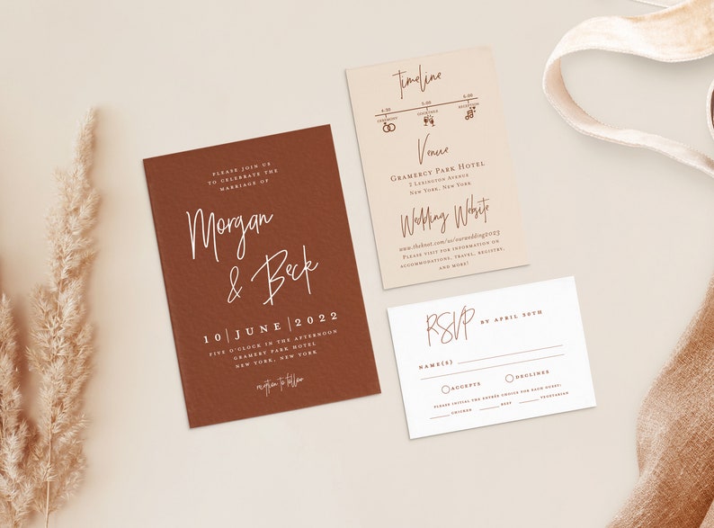 Puede incluir: Un conjunto de tres tarjetas de invitaci&oacute;n de boda con un esquema de color marr&oacute;n y beige. La tarjeta principal presenta los nombres "Morgan & Bek" en letra cursiva blanca y la fecha "10 DE JUNIO DE 2022" en letra sans-serif marr&oacute;n. La segunda tarjeta incluye el cronograma de la boda, el lugar y la informaci&oacute;n del sitio web. La tercera tarjeta es una tarjeta RSVP con un espacio para que los invitados proporcionen sus nombres y respondan antes del 20 de abril.