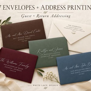 Könnte beinhalten: Eine Sammlung von A7-Umschlägen in Dunkelbraun, Dunkelrot, Salbeigrün, Marineblau und Creme mit weiß gedruckten Adressen in Schreib- und Serifenschrift. Der Text lautet A7 ENVELOPES + ADDRESS PRINTING, Guest + Return Addressing und WHITE LACE DESIGN.