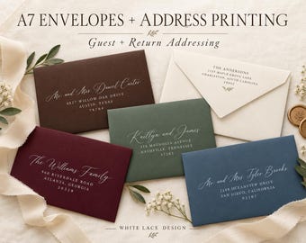Op de afbeelding: Een collectie A7-enveloppen in donkerbruin, dieprood, saliegroen, marineblauw en crème, met wit gedrukte adressen in script- en schreeflettertypes. De tekst luidt A7 ENVELOPES + ADDRESS PRINTING, Guest + Return Addressing en WHITE LACE DESIGN.