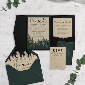 Könnte beinhalten: Eine Hochzeitseinladungssuite mit rustikalem Thema. Die Einladung zeigt eine Waldszene mit den Namen des Paares, dem Hochzeitsdatum und dem Ort. Die RSVP-Karte ist braun mit schwarzem Text und einem Herzen.