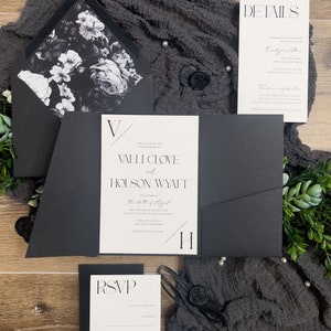 Puede incluir: Conjunto de invitaciones de boda en blanco y negro con un dise&ntilde;o floral. La invitaci&oacute;n incluye los nombres de la pareja, la fecha de la boda y la ubicaci&oacute;n. La tarjeta RSVP incluye un espacio para que los invitados indiquen su asistencia. La tarjeta de detalles proporciona informaci&oacute;n sobre la ceremonia y la recepci&oacute;n.