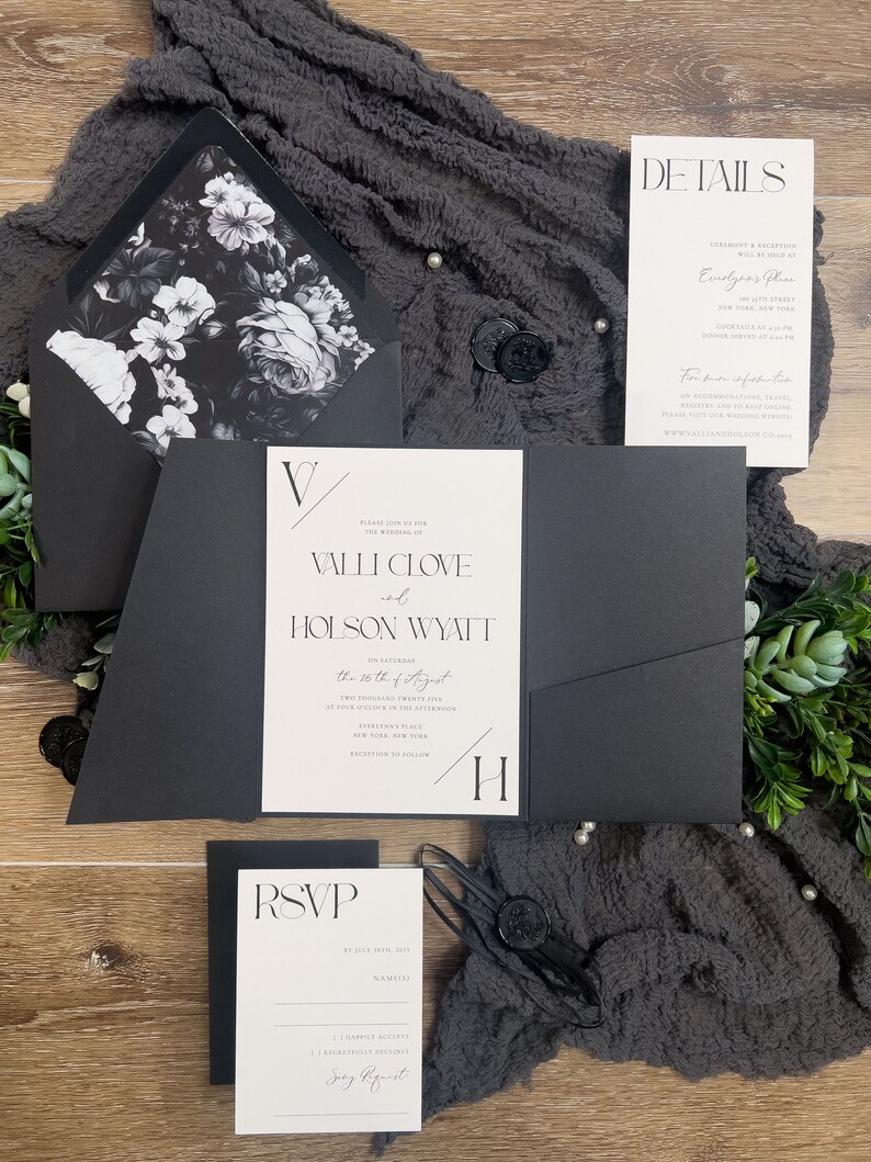 Puede incluir: Conjunto de invitaciones de boda en blanco y negro con un dise&ntilde;o floral. La invitaci&oacute;n incluye los nombres de la pareja, la fecha de la boda y la ubicaci&oacute;n. La tarjeta RSVP incluye un espacio para que los invitados indiquen su asistencia. La tarjeta de detalles proporciona informaci&oacute;n sobre la ceremonia y la recepci&oacute;n.