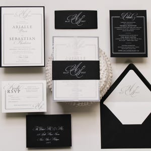 Puede incluir: Un conjunto de papeler&iacute;a de boda con tarjetas en blanco y negro y tipograf&iacute;a elegante. La colecci&oacute;n incluye una invitaci&oacute;n con una banda negra, una tarjeta de confirmaci&oacute;n, una tarjeta de detalles y un sobre negro con forro interior blanco.