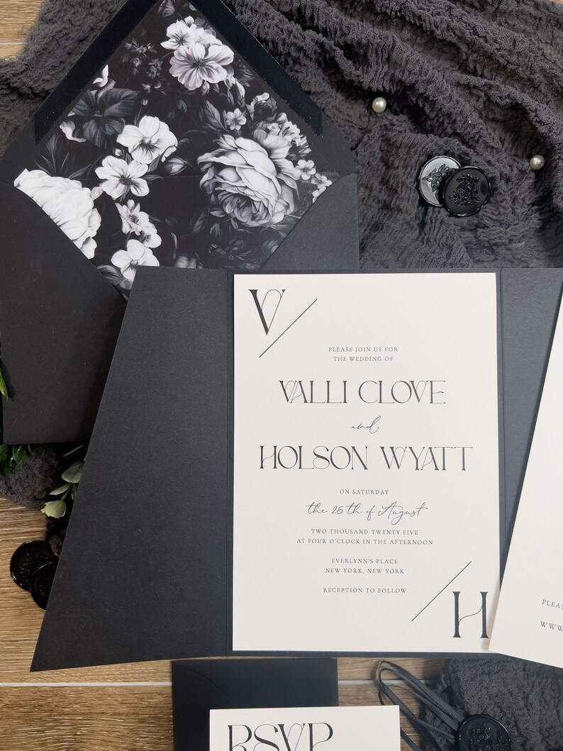 Puede incluir: Invitaci&oacute;n de boda en blanco y negro con un dise&ntilde;o floral en el sobre. El texto de la invitaci&oacute;n dice: "Por favor, &uacute;nase a nosotros para la boda de Valli Clove y Holson Wyatt el s&aacute;bado 25 de agosto de 2025 a las 4:00 p. m. en Everlynns Place, Nueva York, Nueva York. Recepci&oacute;n a continuaci&oacute;n."