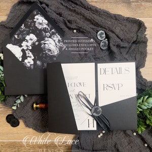 Puede incluir: Invitaci&oacute;n de boda floral en blanco y negro con un sobre negro y un sello de cera. La invitaci&oacute;n incluye el texto "I CLOVE and N WONT" y "DETAILS RSVP".