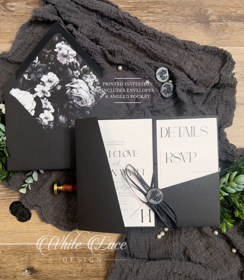 Puede incluir: Invitaci&oacute;n de boda floral en blanco y negro con un sobre negro y un sello de cera. La invitaci&oacute;n incluye el texto "I CLOVE and N WONT" y "DETAILS RSVP".